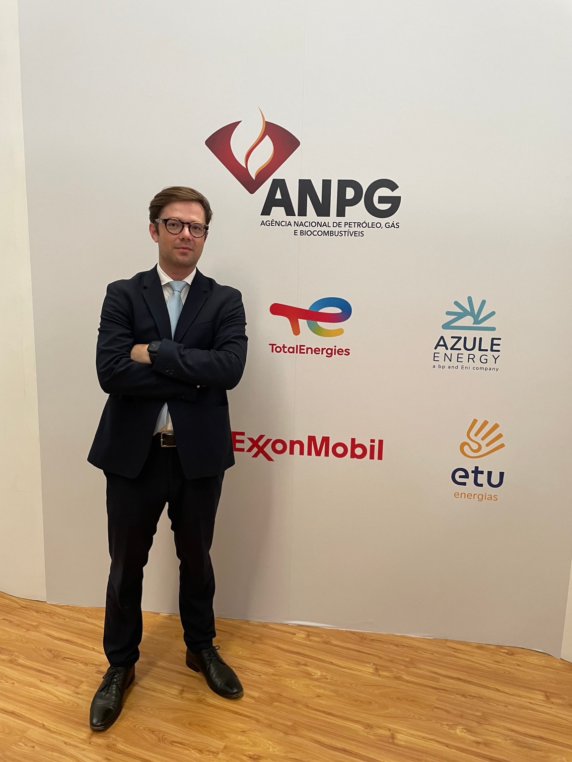 Registro de visita à ANPG, diante de um painel com marcas do setor petrolífero.